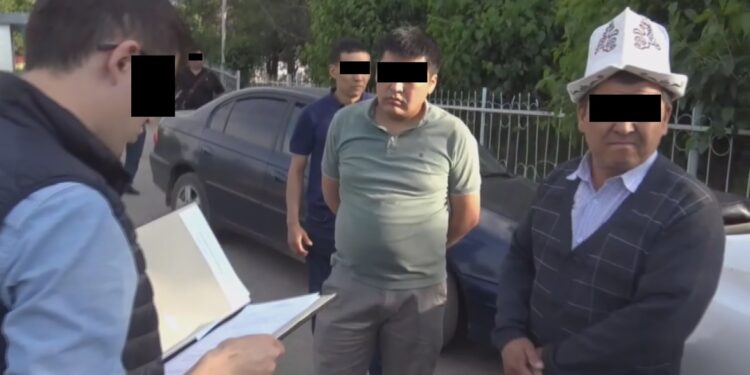 Ноокаттагы «Кадастр» мекемесинин бөлүм башчысы менен жетектөөчү адиси кармалды