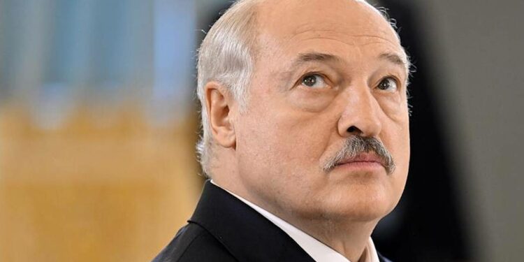 Лукашенко: «Кыргызстан бутуна туруп келе жатат»