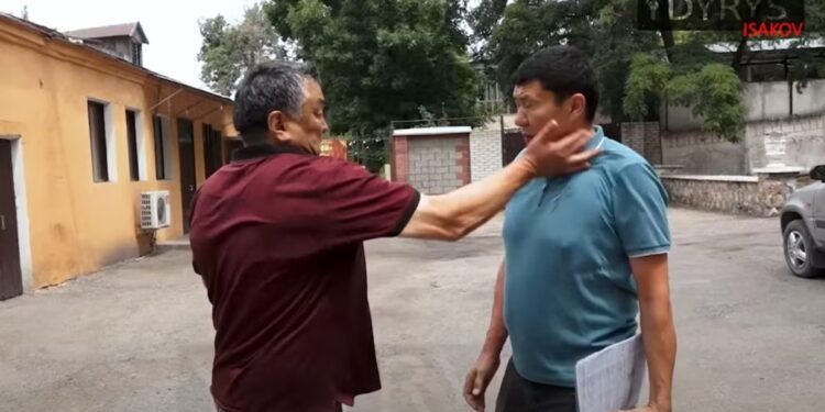 Эркин журналист Ыдырыс Исаковго иш учурунда кол көтөрүү боюнча милиция маалымат берди
