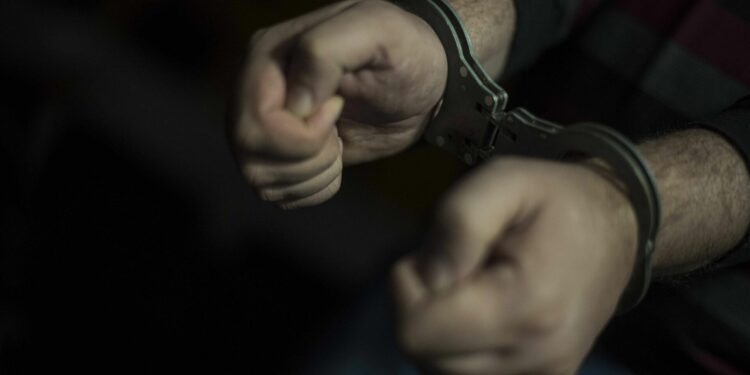 Чүйдө киши колдуу болгон жаран. Шектүү катары ата 2 уулу менен кармалганы маалым болду