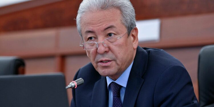 Адахан Мадумаровдун тарапташтарын УКМК кызматкерлери суракка алып кетишкени айтылды