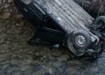 «Каза болгондор жок». Баткенде унаа сайга кулап кеткен