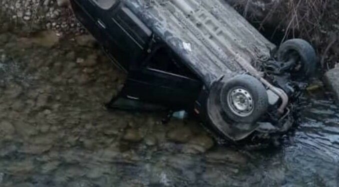 «Каза болгондор жок». Баткенде унаа сайга кулап кеткен