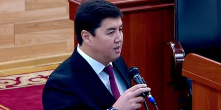 Жасалма диплом. Жогорку Кеңештин депутаты Фархат Исмаилов мандатынан ажыратылды