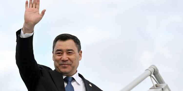 Садыр Жапаров жубайы менен Монголияга мамлекеттик сапар менен жөнөп кетти