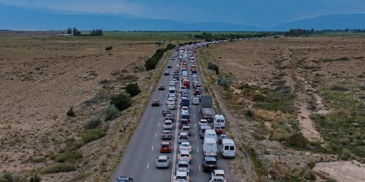 Ысык-Көлдөн Бишкекке келе жаткан жолдо унаа тыгыны пайда болду