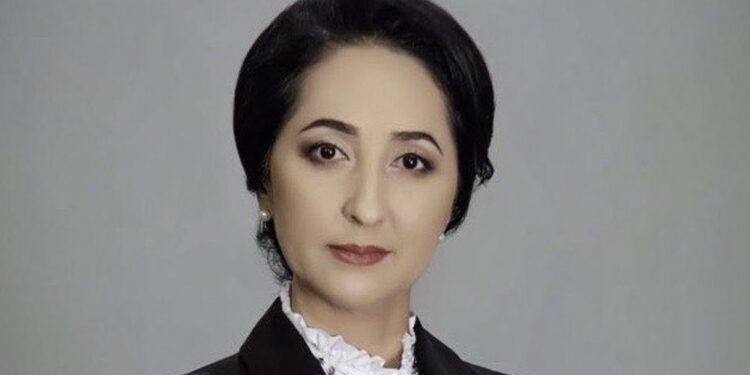 Равшан Жээнбековдун жубайы үй камагына чыкты. Ал келтирилген материалдык чыгымды толтурган