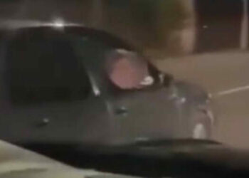 «Картадан утулуп калгам». Унаанын терезесинен жамбашын көрсөткөн кыз кечирим сурады