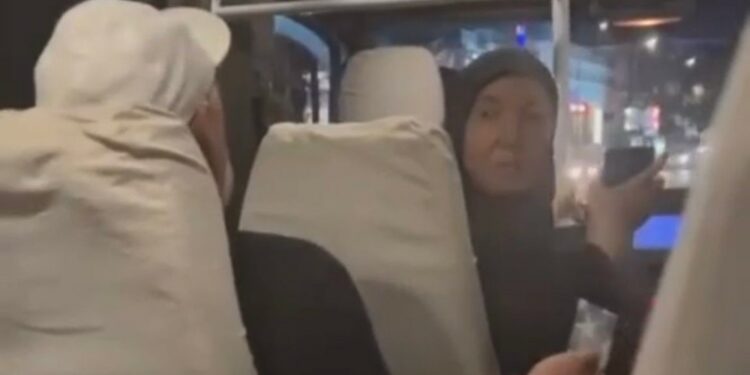 Бишкектеги коомдук транспортто чыр чыгарган жүргүнчү милицияга жеткирилди