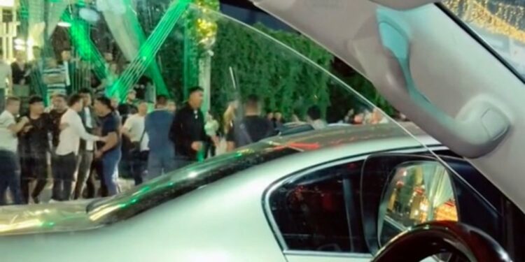 Бишкектеги түнкү клубдун алдындагы мушташтын видеосу