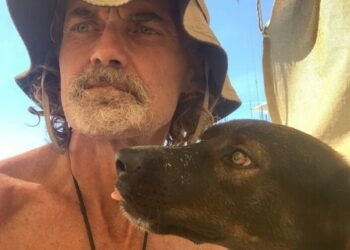 «Жамгырдын суусун ичип, чийки балык жеп». Саякатчы ити менен 3 ай Тынч океанда калкып жүргөн