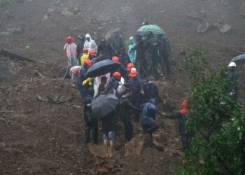 Индияда жер көчкү 26 адамдын өмүрүн алды. 80 адам дайынсыз болуп жатат