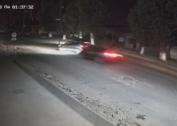 Жалал-Абадда эки унаа сүзүшкөн учур видеого түшүп калган