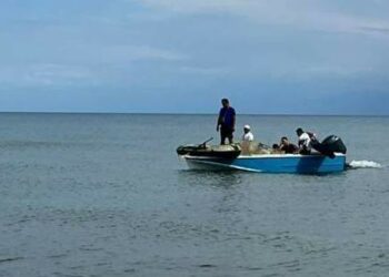 Ысык-Көлдө катуу шамал 3 өспүрүм отурган үйлөмө матрасты жээктен алыска алып кеткен. Милиция жардам берди