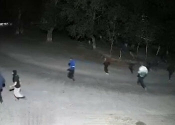 Сокулукта белгисиз адамдардын тобу көчөдөгү жарандарга кол салган видео тарады