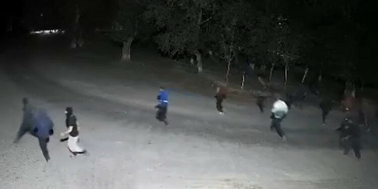 Сокулукта белгисиз адамдардын тобу көчөдөгү жарандарга кол салган видео тарады