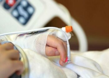 10 жаштагы баланын үстүнө пескоблок кулап түшкөн. Ал ооруканада жан берген