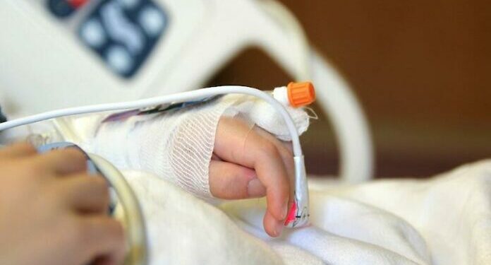 10 жаштагы баланын үстүнө пескоблок кулап түшкөн. Ал ооруканада жан берген