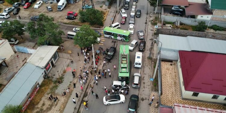 Бишкекте 3 унаа жана троллейбустун катышуусунда жол кырсыгы катталды. Жабыркагандар бар (видео)