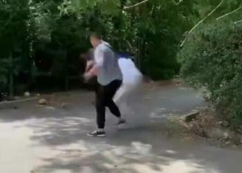 Бишкекте жаранды таш менен уруп, муунтуп жаткан видео тараган. Жабырлануучунун эч кимге доосу жок