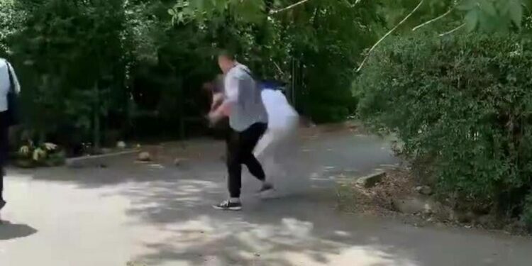 Бишкекте жаранды таш менен уруп, муунтуп жаткан видео тараган. Жабырлануучунун эч кимге доосу жок