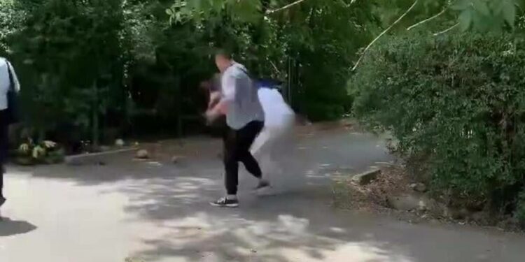 Бишкекте жаранды таш менен уруп, муунтуп жаткан видео тарады