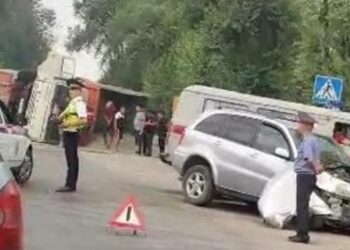 «Жүк ташуучу унаа оодарылып калган». Лебединовкада катталган жол кырсыктын сүрөтү тарады