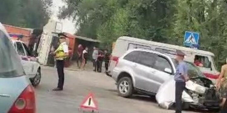 «Жүк ташуучу унаа оодарылып калган». Лебединовкада катталган жол кырсыктын сүрөтү тарады