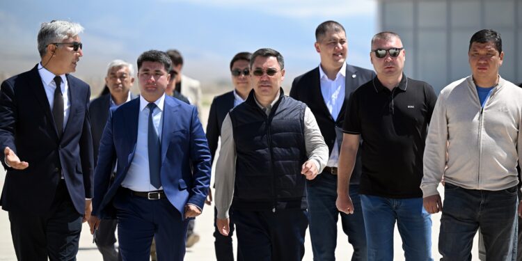 Садыр Жапаров Тамчыдагы аэропорттун жаңы аэробекетинин имаратынын курулушуна старт берди