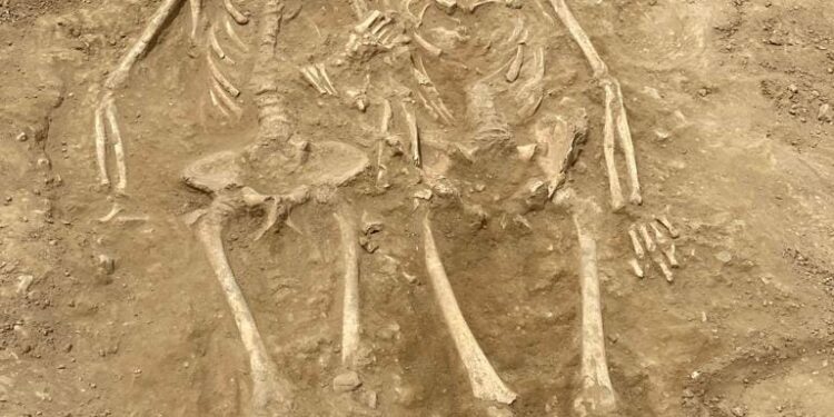 Адам сөөгү, кумура, канжар… Баткенде археологиялык казуу иштери жүрдү