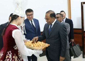 Малайзиянын тышкы иштер министри Кыргызстанга расмий сапар менен келди