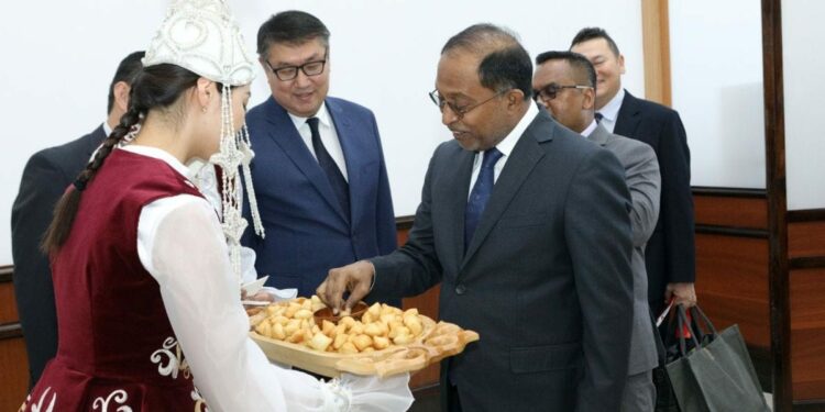 Малайзиянын тышкы иштер министри Кыргызстанга расмий сапар менен келди