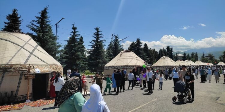 Ысык-Көлдө Садыр акенин 200 жылдыгы, Кыдыр акенин 180 жылдык мааракелери өтүүдө