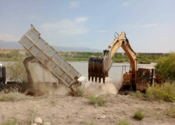 Нарын дарыясына экскаватору менен түшүп кеткен айдоочу изделүүдө