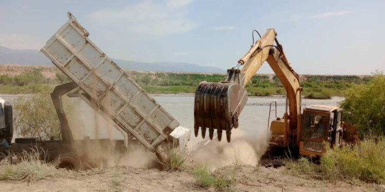Нарын дарыясына экскаватору менен түшүп кеткен айдоочу изделүүдө