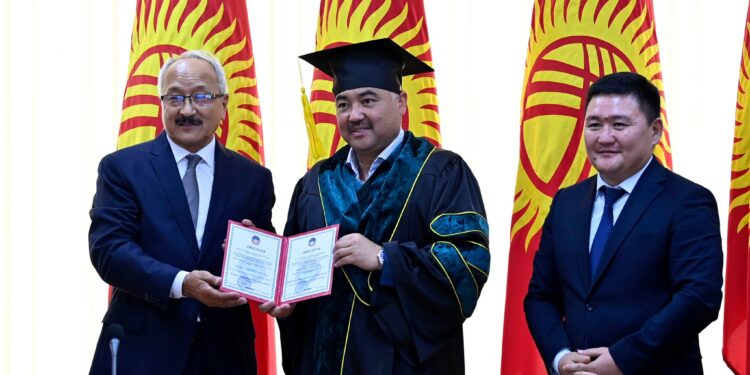 Шакиевге «Бишкек мамлекеттик университетинин Ардактуу профессору» наамы ыйгарылды