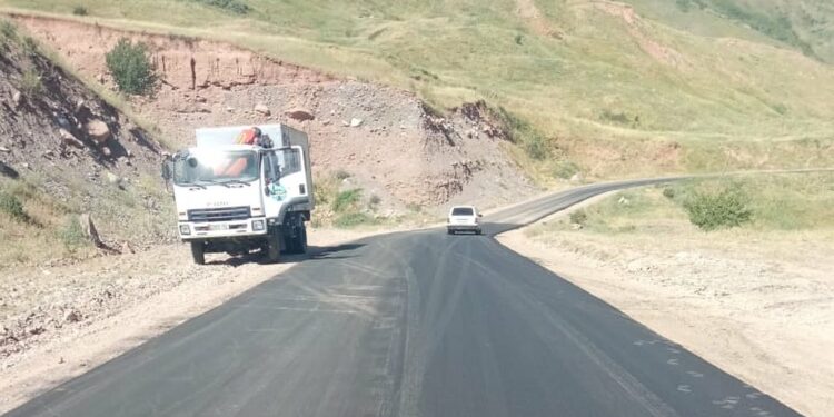 Мырза-Аке — Кара-Кулжа — Алайку жолунун эки чакырымдык тилкесинде асфальт-бетон төшөлдү