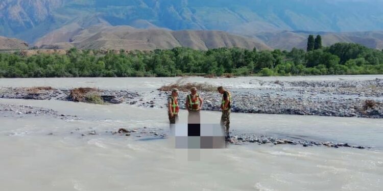 Нарын дарыясына экскаватору менен түшүп кеткен айдоочунун сөөгү табылды