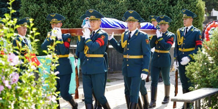 Кыргыз Эл сүрөтчүсү Макен Сыдыкбаев акыркы сапарга узатылды