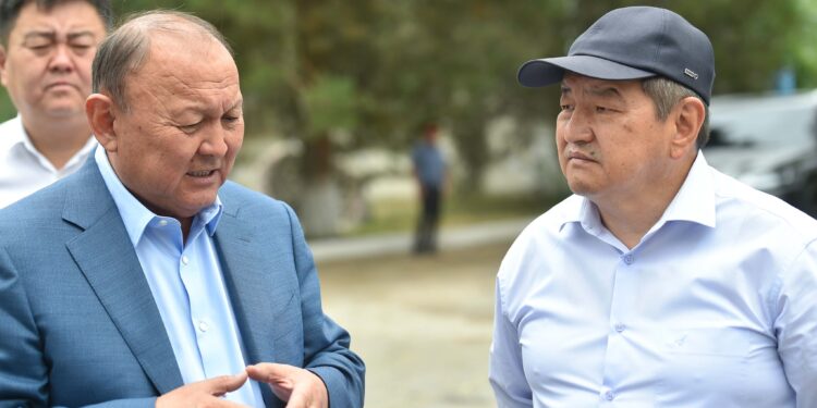 «Элди суусуз калтыруу мүмкүн эмес». Акылбек Жапаров “Орто-Алыш” жана “Башкара-Суу” суу топтоочу жайларына барды