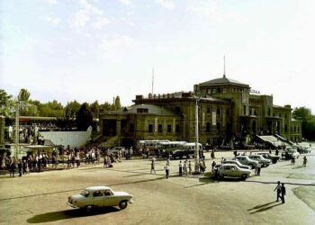 1982-жылы тартылган Фрунзедеги темир жол бекетинин сүрөтү