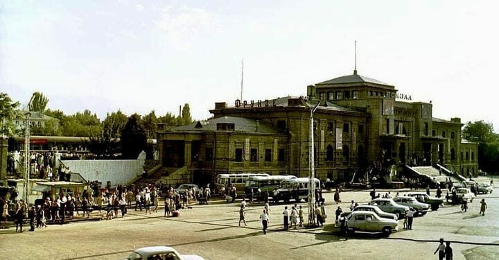 1982-жылы тартылган Фрунзедеги темир жол бекетинин сүрөтү