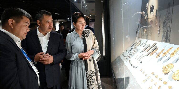 Садыр Жапаров жубайы менен Монголияда музейге барды (сүрөт)