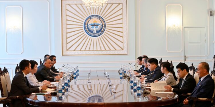 Нурланбек Шакиев «Япония-Кыргызстан» достук лигасынын делегаттары менен жолукту