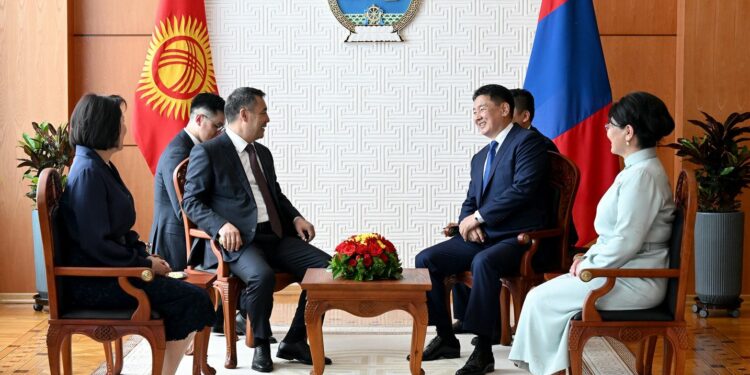 Кыргызстан менен Монголиянын президенттери жубайлары менен баарлашты