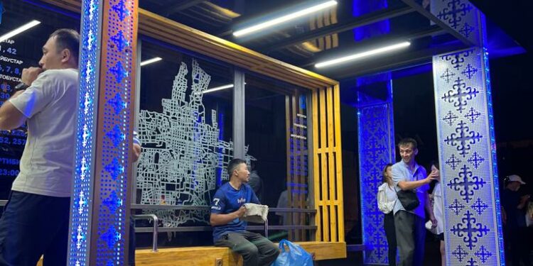 Бишкектин Совет/Киев көчөлөрүнүн кесилишиндеги жаңы аялдама демөөрчүлөрдүн эсебинен жаңыланууда