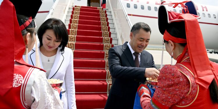 Садыр Жапаров менен жубайы Айгүл Жапарованы Монголияда кандай тосуп алышты? (сүрөт)