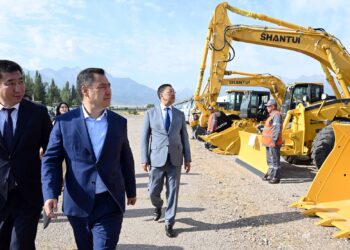 Садыр Жапаров Транспорт министрлигине техника тапшырды (видео)