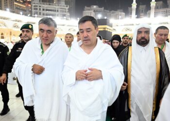 Президент Садыр Жапаров Меккеде кичи ажылык зыярат жасады (сүрөт)