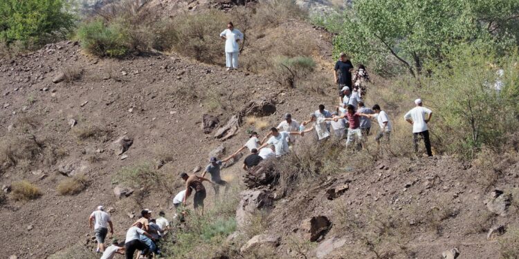 Кара-Көл — Таш-Көмүр жолунда унаа жардан кулап кеткен (сүрөт)